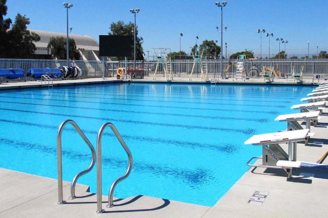 Women's water polo split their first four games of the season