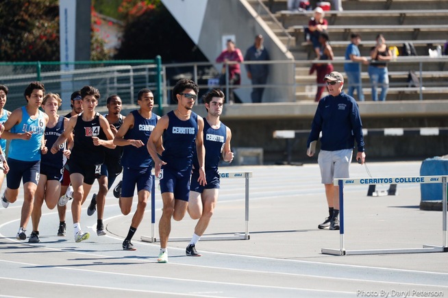 Men's Track competing in distance race