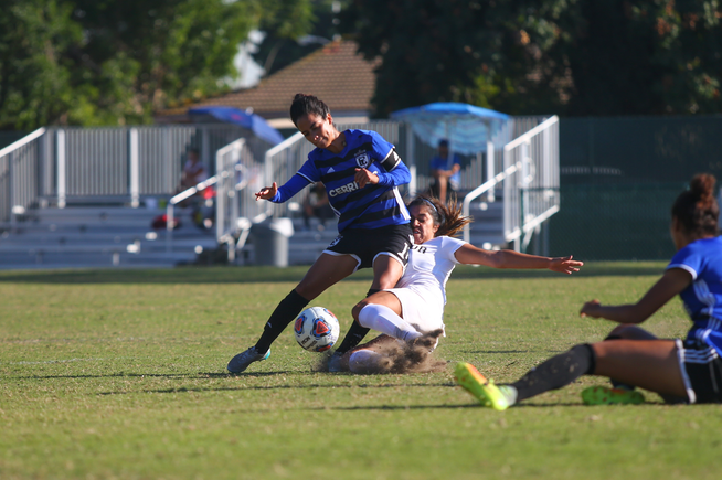 Caro Jaramillo records 5-point game in win over LA Harbor