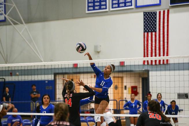 Jasmine McNeal had 10 kills in the Falcons 5-set win over Fullerton